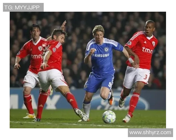 足球明星佩戴头箍的高清图片展示与解析