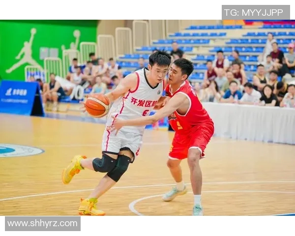 体型最大的篮球明星如何在赛场上展现力量与技巧的完美结合
